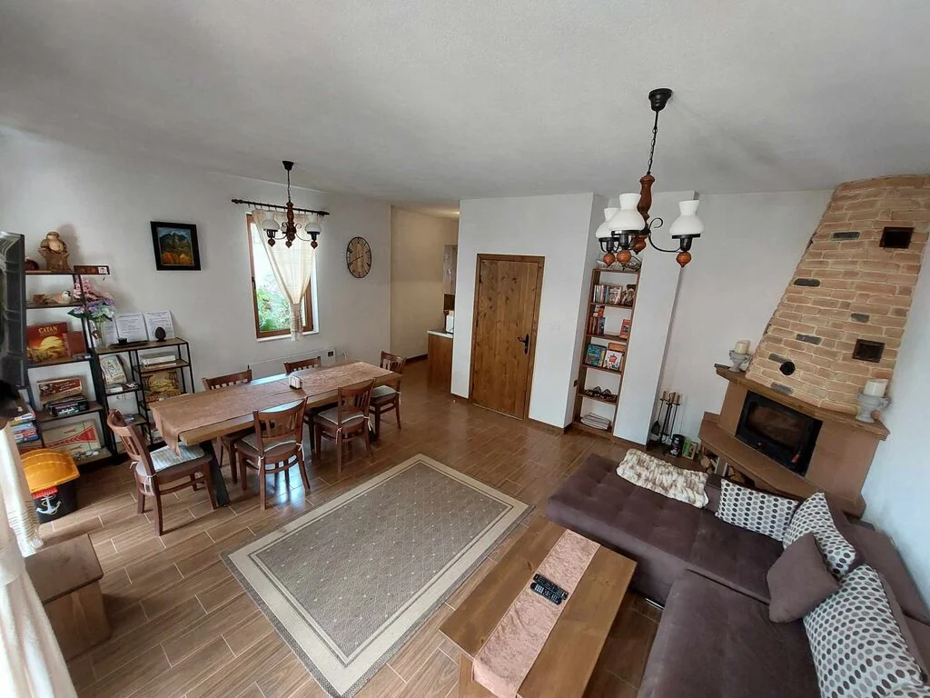 Дневна с камина, трапезария и мека мебел във Villa Victoria